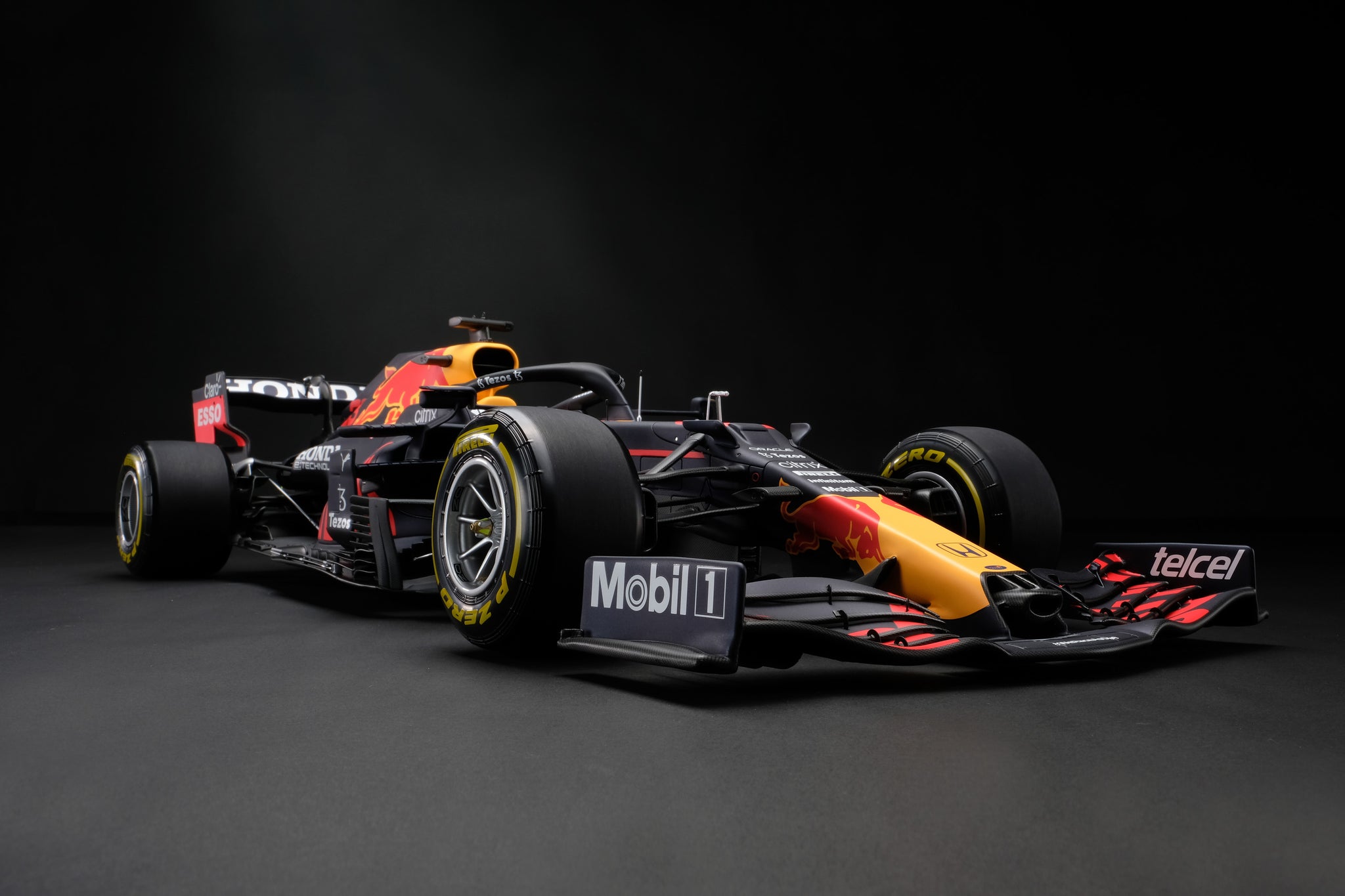 マックス・フェルスタッペンの2021年世界選手権優勝車、現在1:18