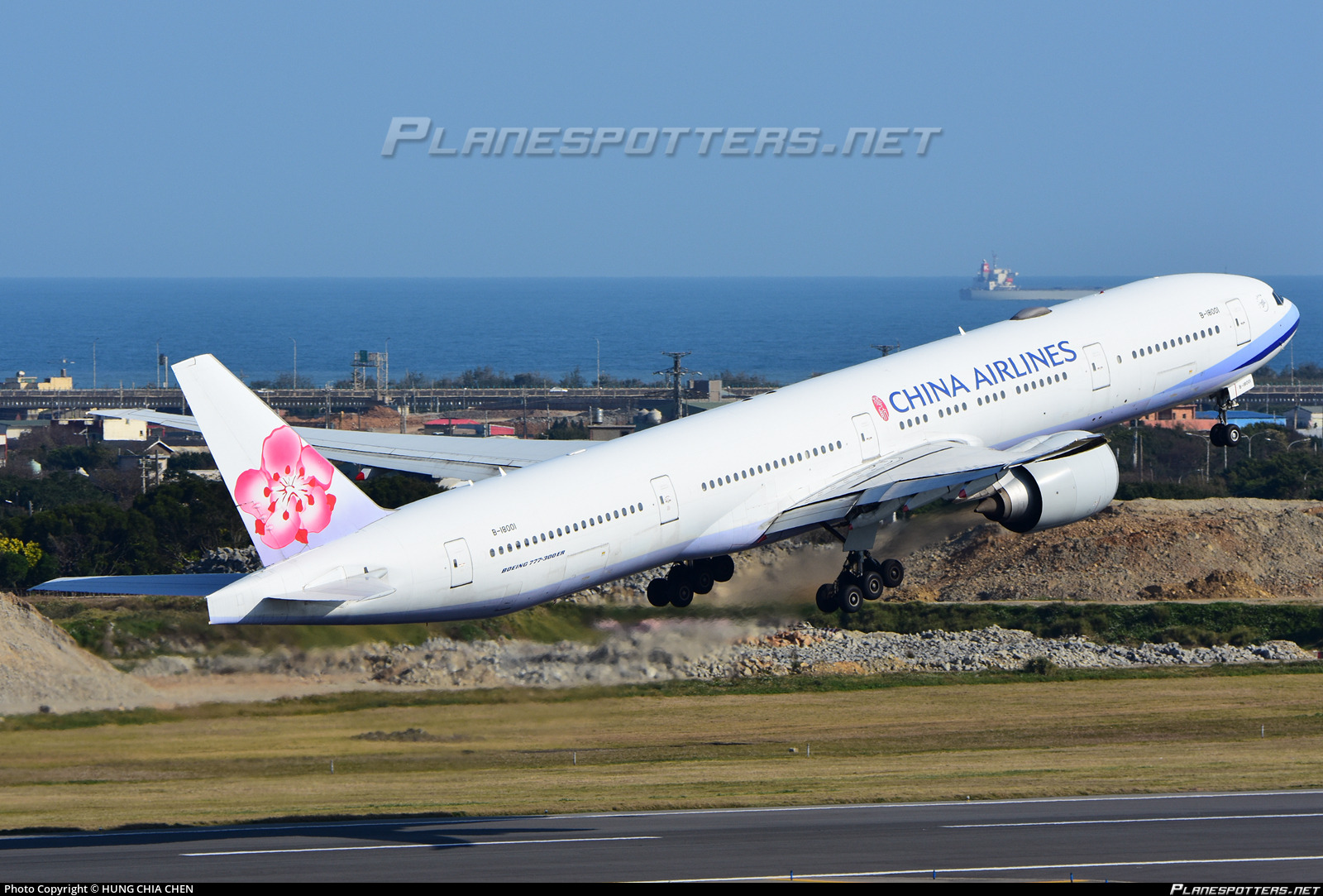 B-18001 China Airlines Boeing 777-309ER Photo by HUNG CHIA CHEN