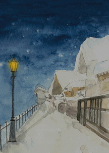 水彩で描いた雪の降り積もった街灯の灯る夜景 手描きイラストの