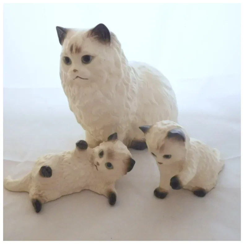 Vintage Hagen Renaker Set of Three-Large Cat and Kittens. For Sale