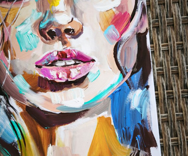 キャンバスに描かれたカラフルなミニチュア絵画 ミニ油絵 顔のアート
