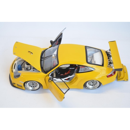 Minichamps 1/18 scale diecast highly detailed Porsche 911 GT3 RSR