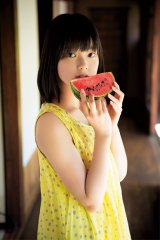 欅坂46・平手友梨奈、最新グラビアは「15歳の夏休み」 | オリコン