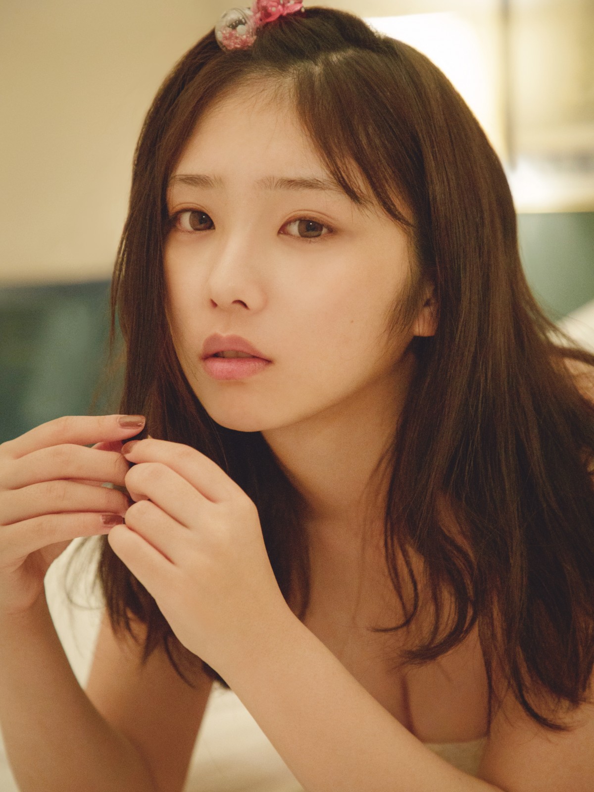 乃木坂46与田祐希、写真集“限定表紙”3パターン公開 ベッドでくつろぎ