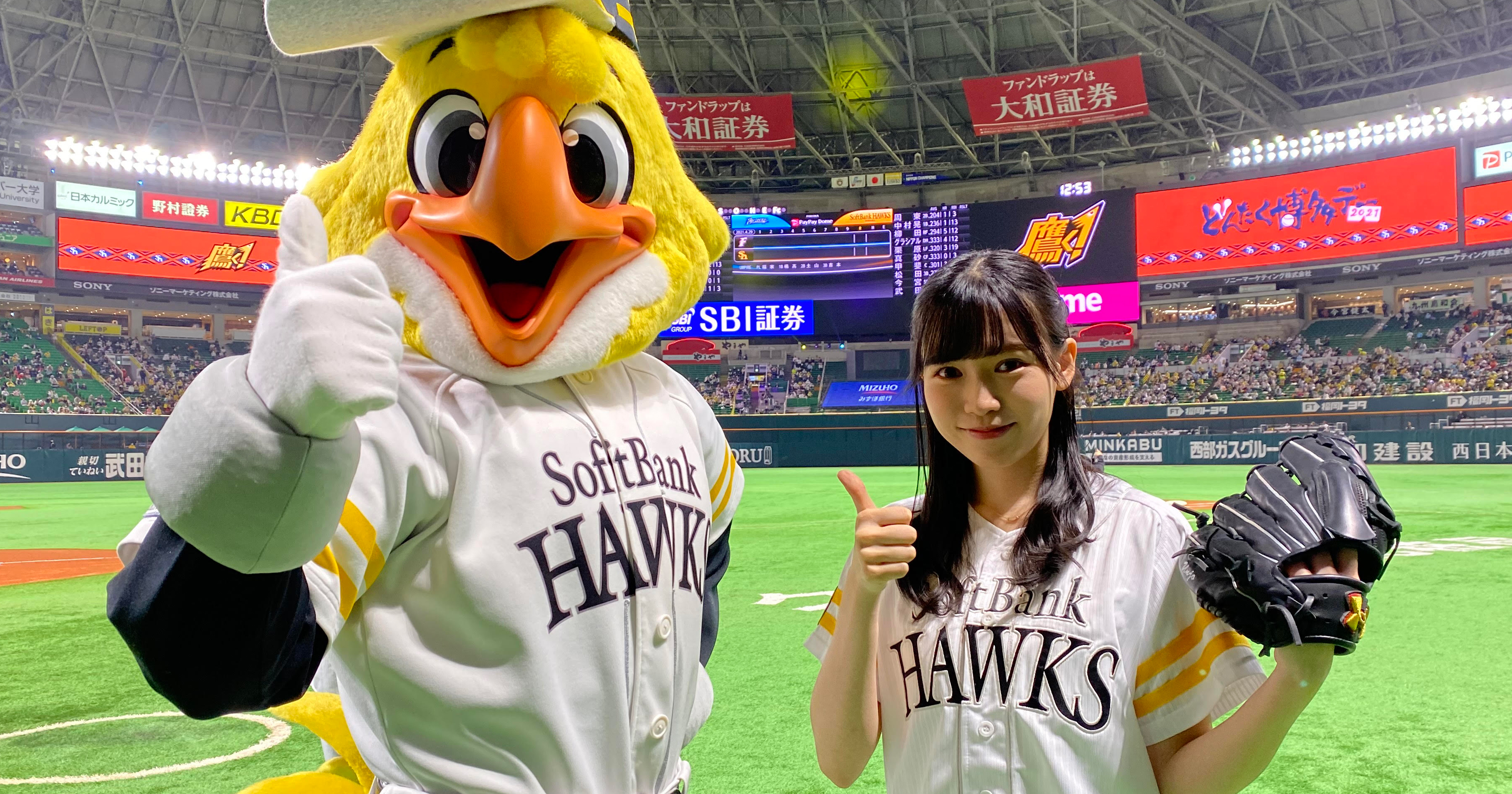 HKT48運上弘菜、ホークス戦で始球式もノーバンならず 美脚全開のショー