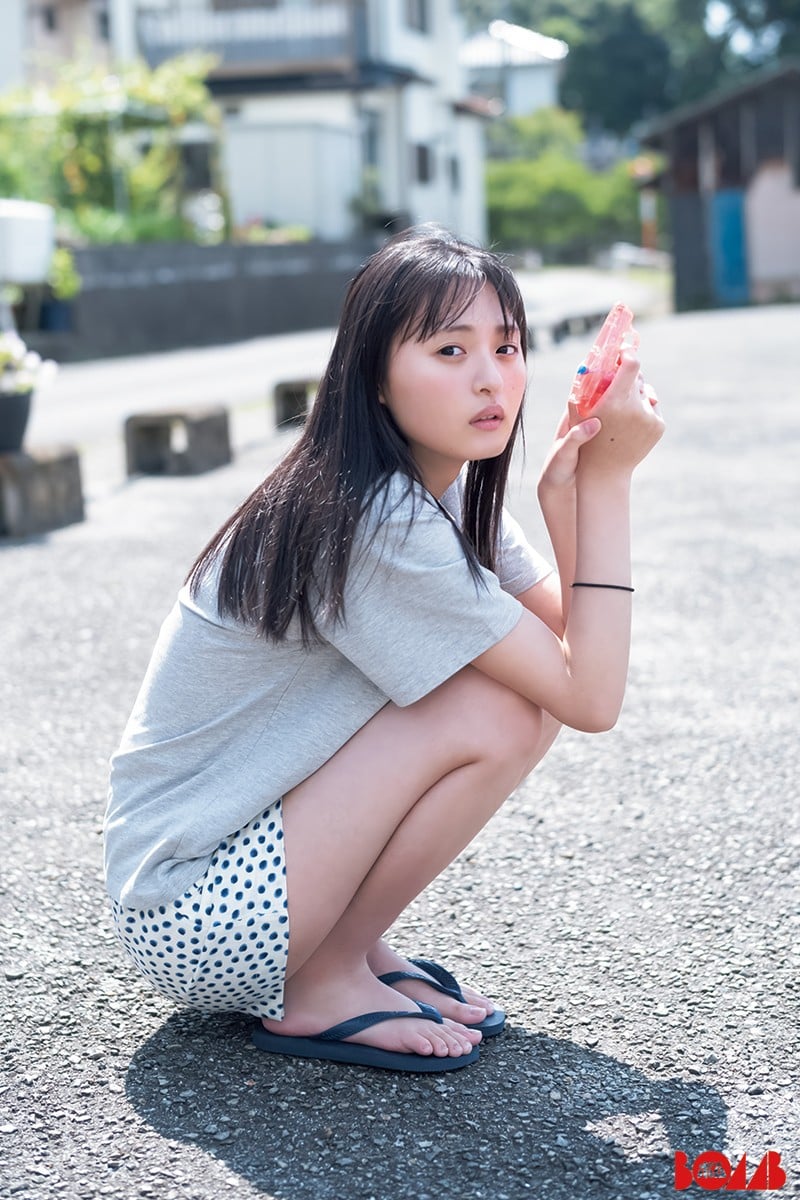 乃木坂46遠藤さくら、海と青空で夏を満喫 『BOMB』表紙で自然体を披露