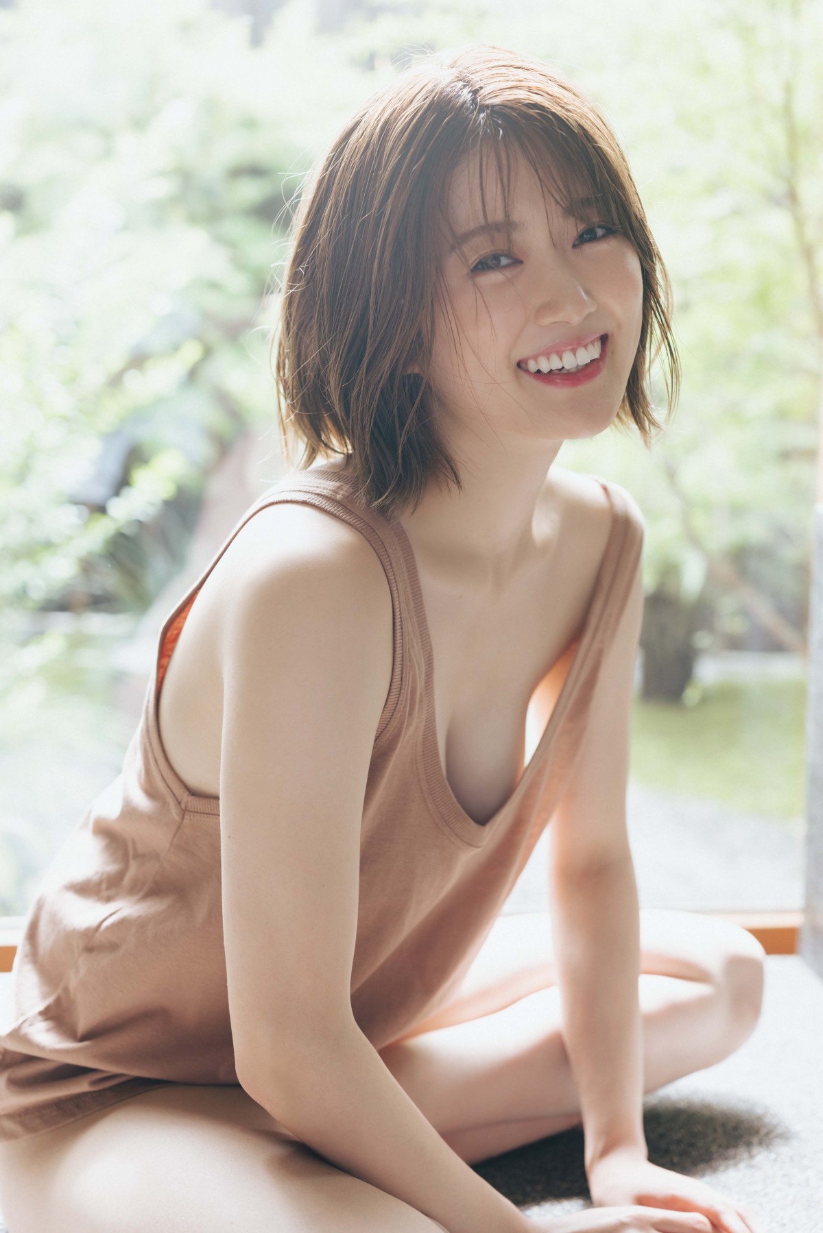 乃木坂46樋口日奈、タンクトップからバストラインを無防備に… あざと