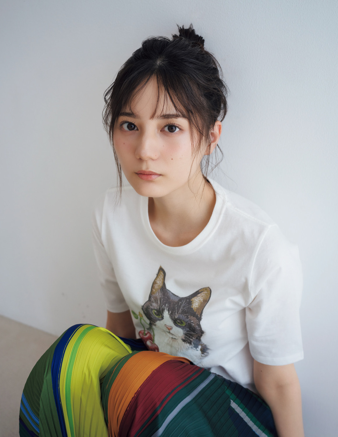 日向坂46小坂菜緒、猫Tシャツを着たおうちグラビア 『マガジン』表紙に