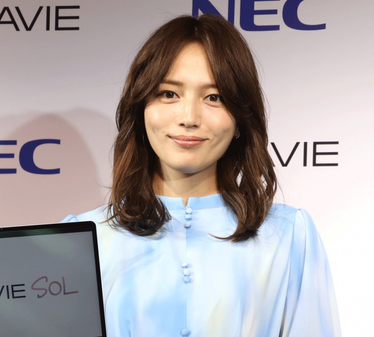 川口春奈、器用なグルーガンさばき披露 手際よく飾り付けオリジナル