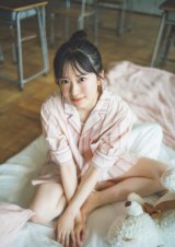 櫻坂46村井優、パジャマ姿でほっそり美脚披露 『週プレ』撮り下ろし