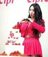 画像・写真 | TWICEチェヨン、鮮烈ピンクミニスカから美脚チラリ