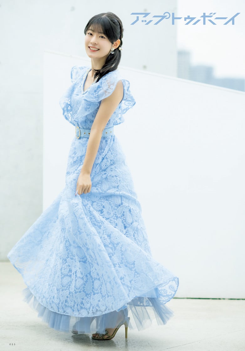 僕青から卒業の持永真奈、集大成のグラビア披露 「ブルーのドレスに