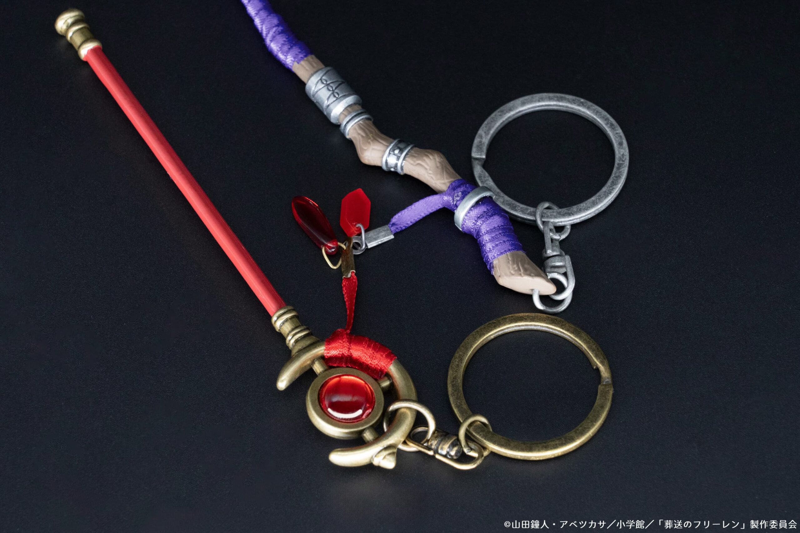 葬送のフリーレン」フリーレンとフェルンの杖キーホルダー 2月発売!