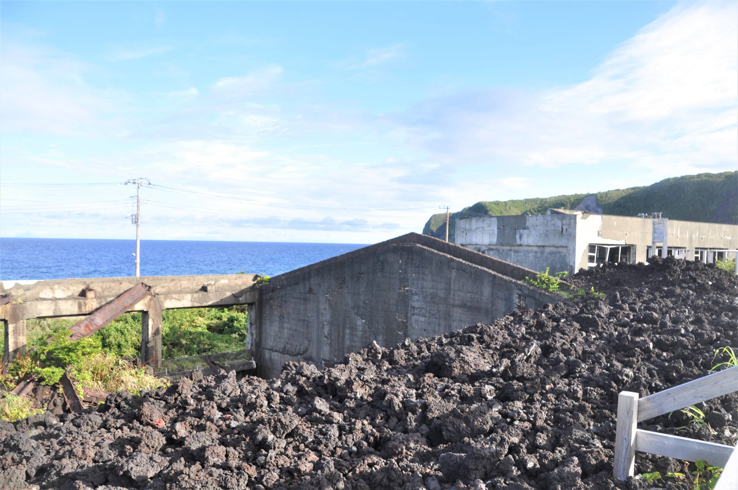 埋まる学校、黒い溶岩原…生々しい噴火の痕跡残る三宅島 現着しました