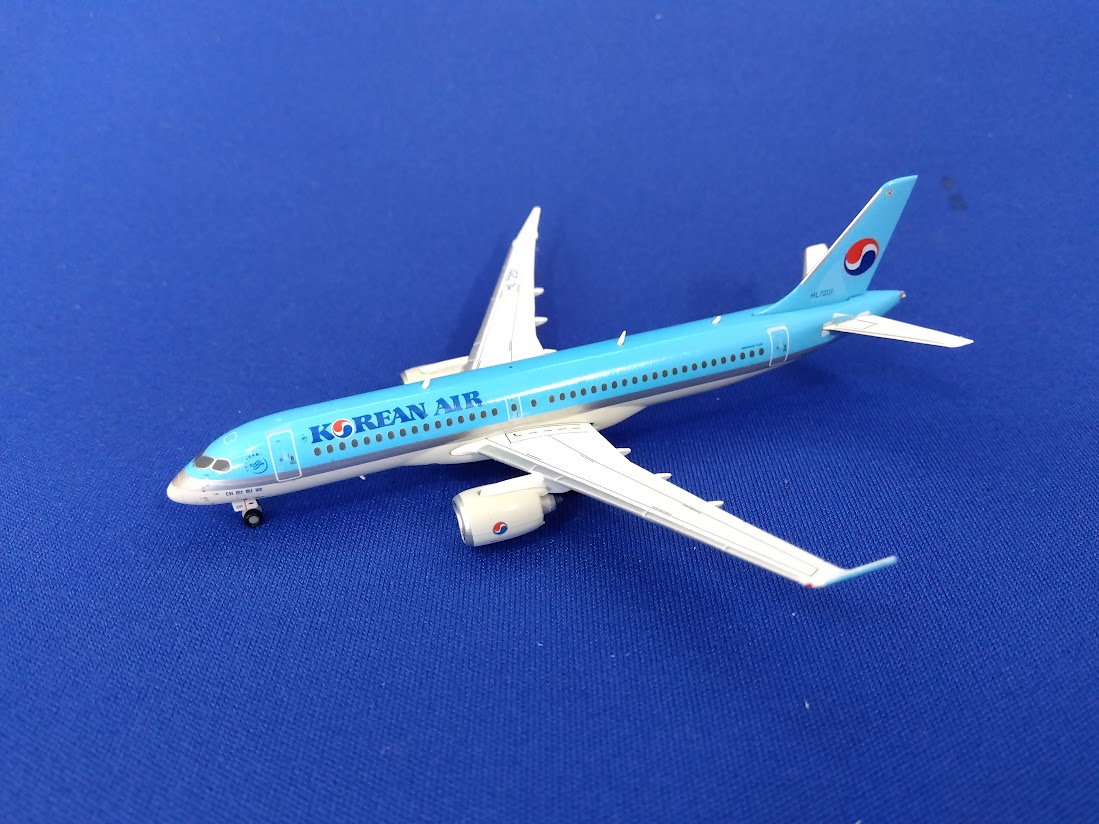 EW4CS3001 JC WING Korean Air / 大韓航空 CS300 HL7201 1:400