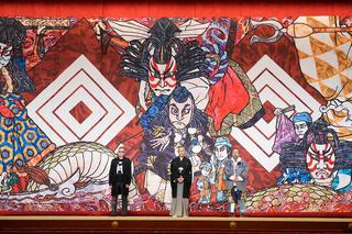 村上隆による「祝幕」をお披露目 十三代目 市川團十郎白猿 襲名披露