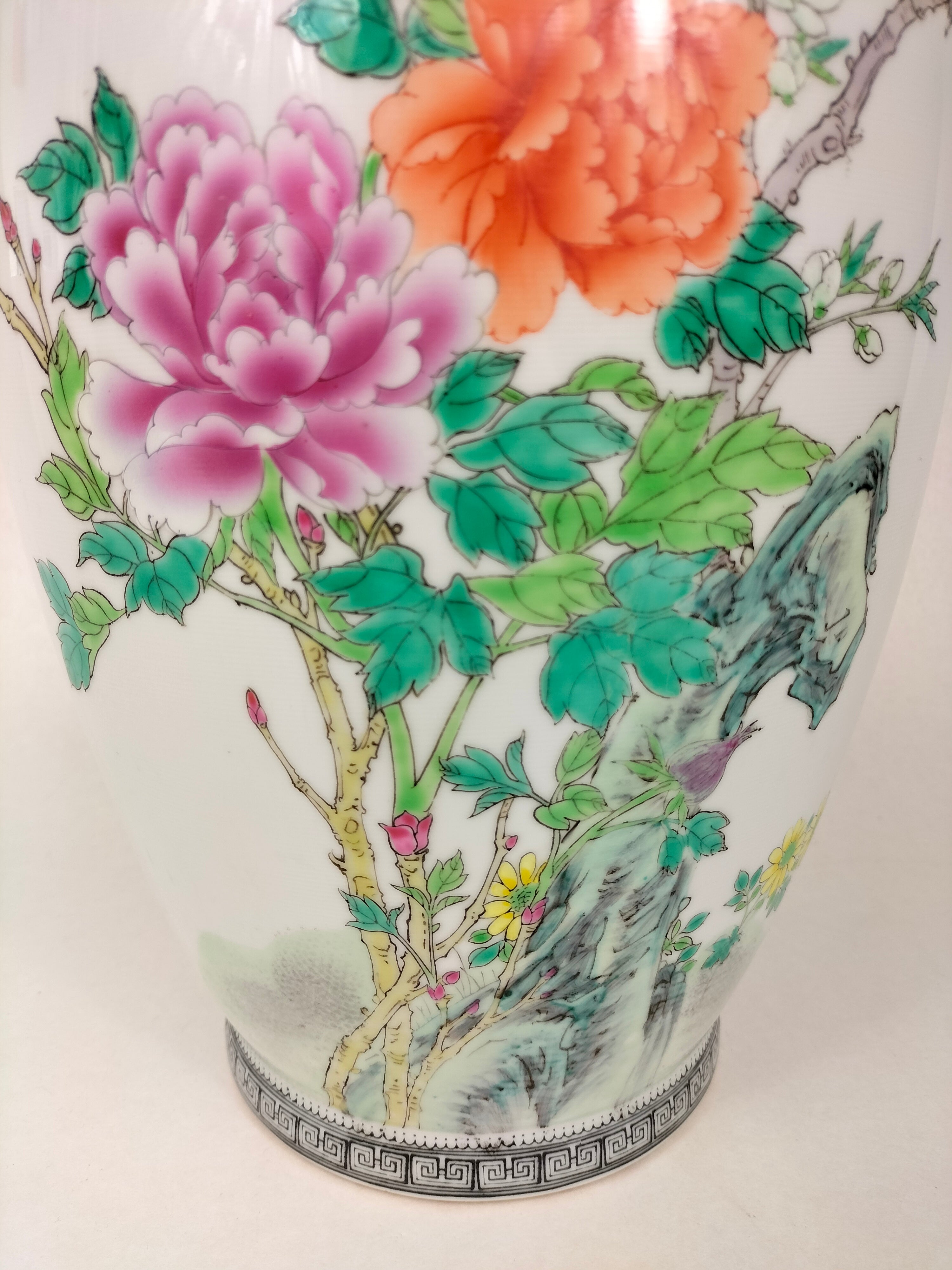 中国粉彩花鸟纹花瓶// 景德镇- 乾隆款- 20 世纪– Diddenantiques