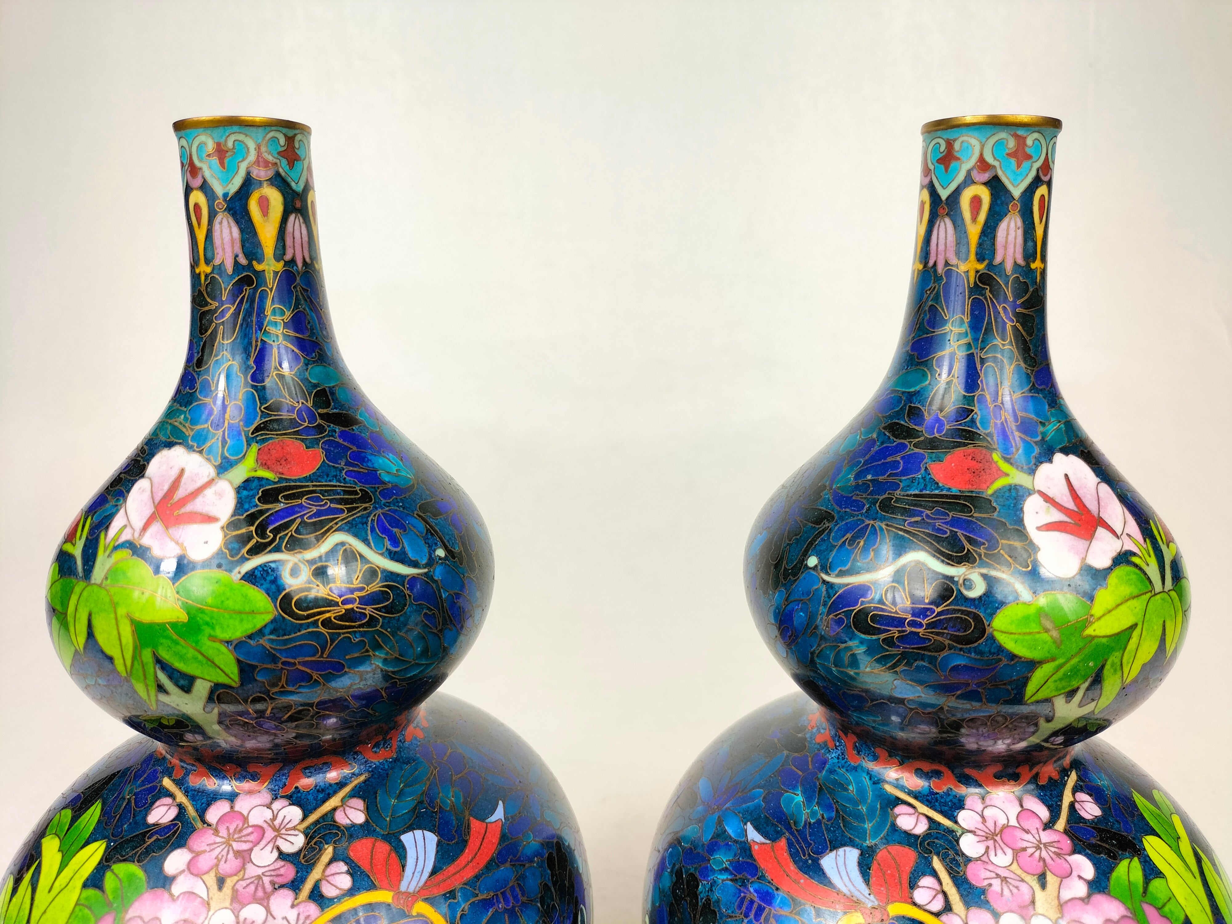 一对中国双葫芦景泰蓝花瓶装饰花篮// 20 世纪– Diddenantiques
