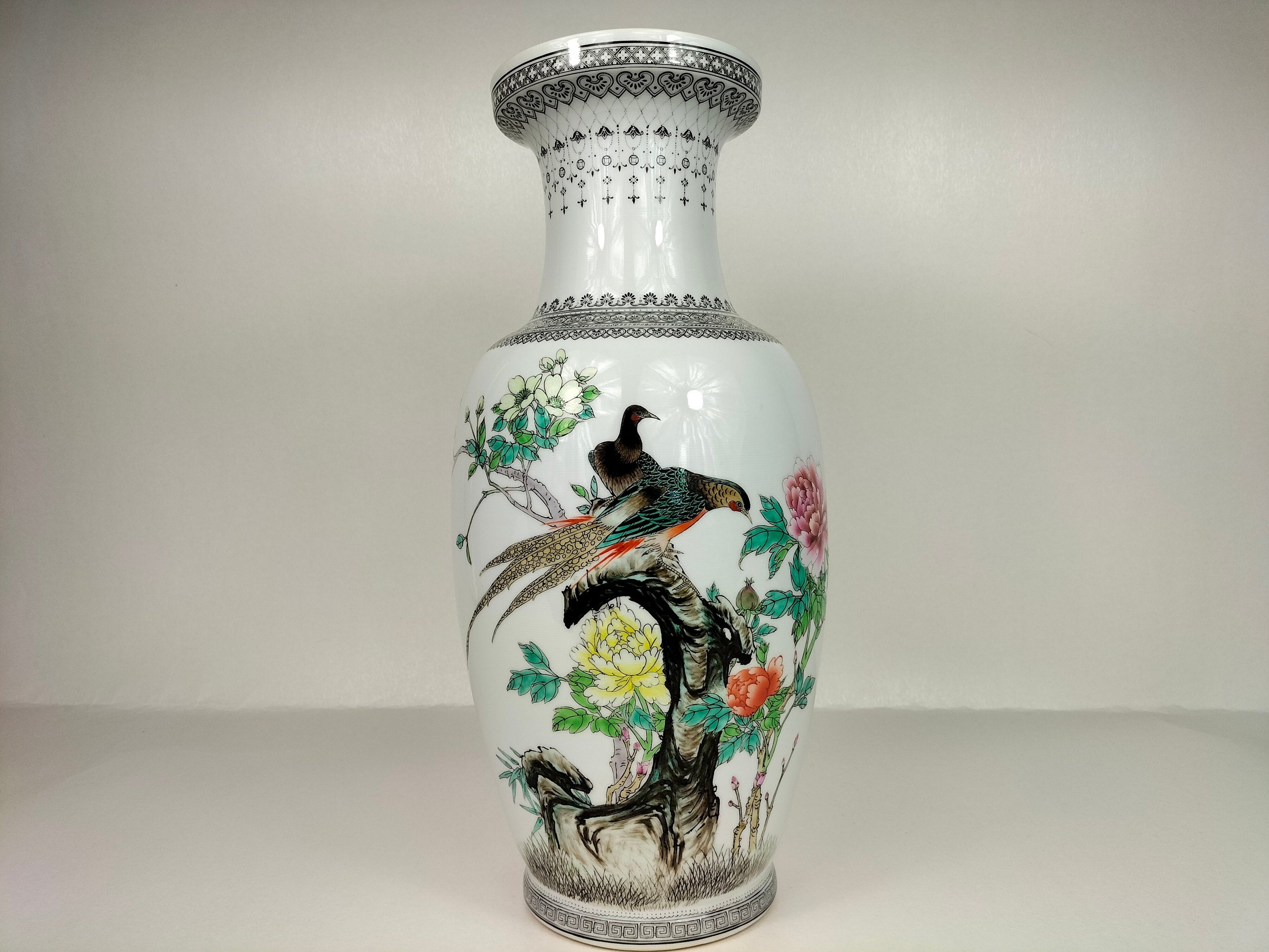 装饰有孔雀和鲜花的中国粉彩花瓶// 景德镇- 20 世纪– Diddenantiques