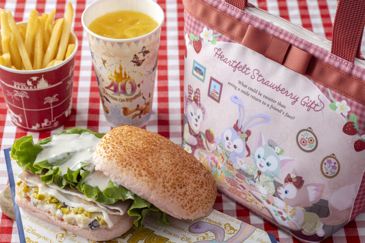 いちごのブローチを作るシェリーメイたちのデザイン！東京ディズニー