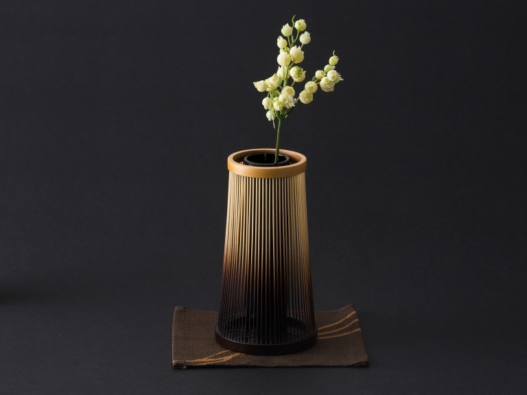駿河竹千筋細工 花器 真富士（本山茶染花瓶敷付）: 静岡｜いいもの探訪