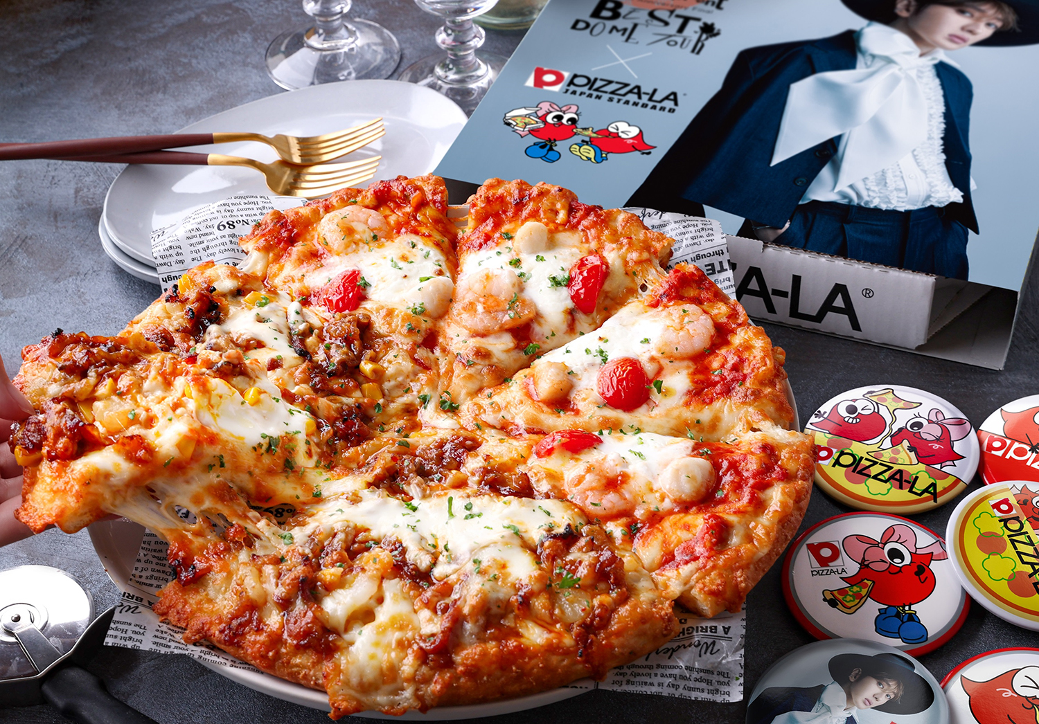 Nissy×PIZZA-LAコラボ！専用スリーブ＆オリジナル缶バッジ付きピザ
