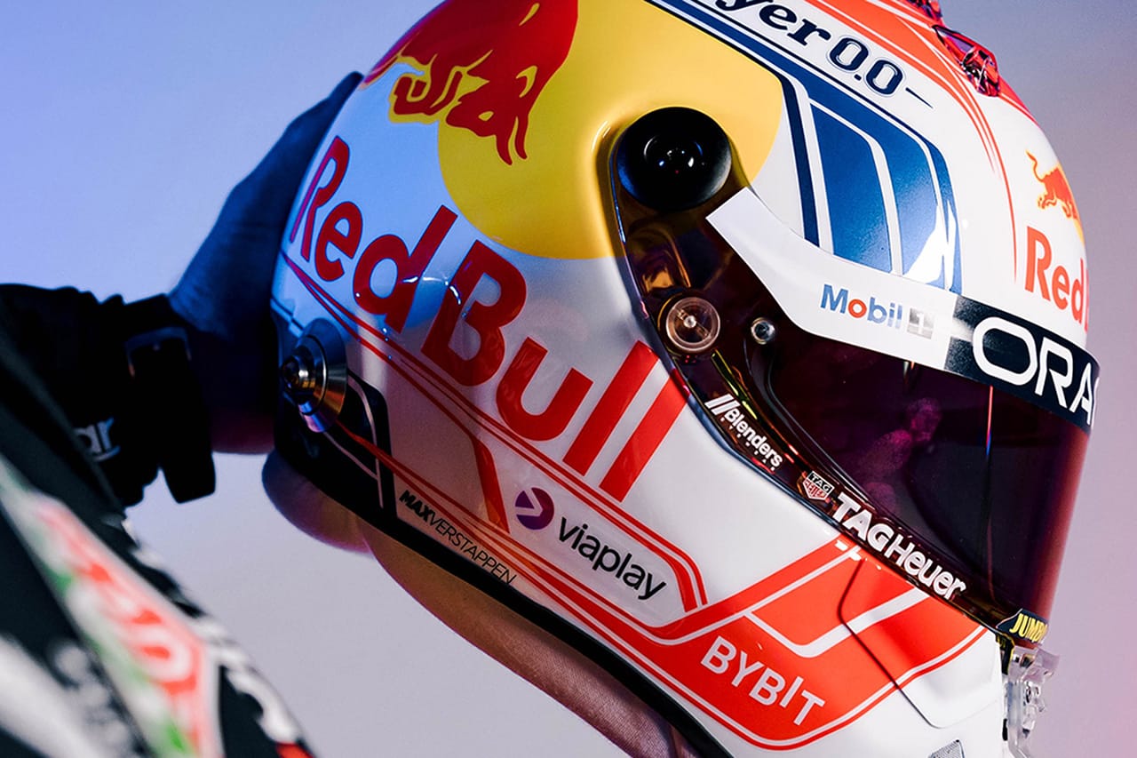 1/2 ヘルメット 2023 M.フェルスタッペン Wチャンピオン3連覇仕様 1/2