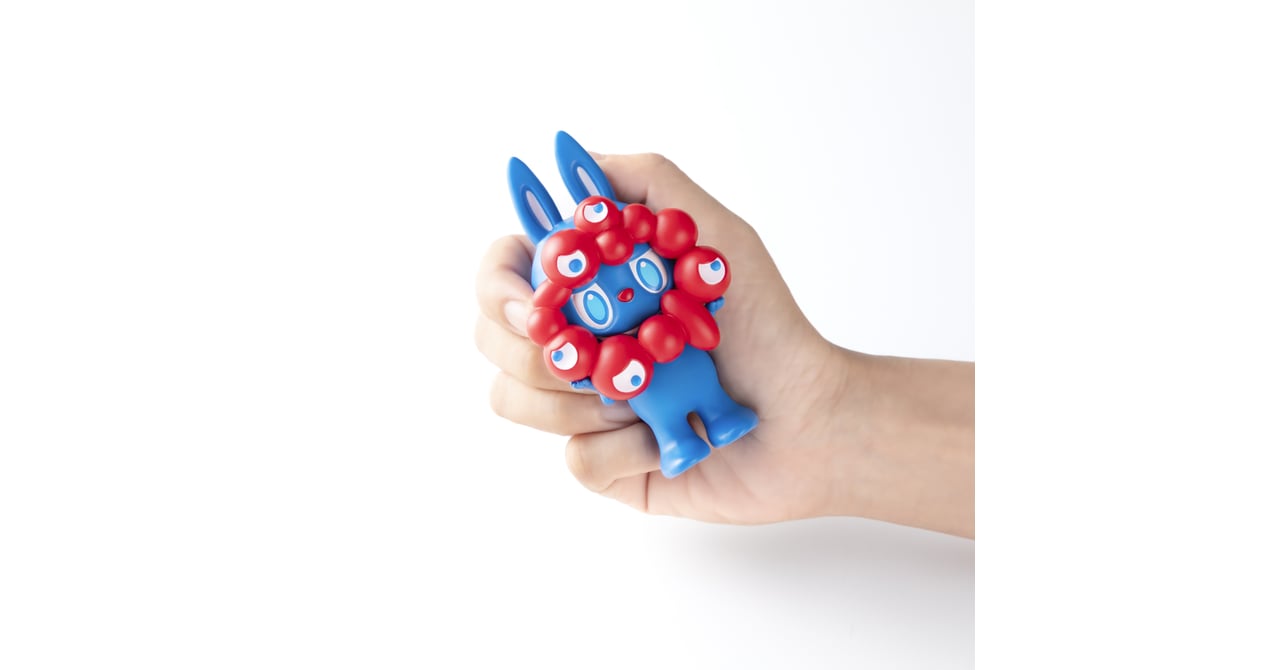 ラブブとミャクミャクのコラボフィギュアが登場、期間限定で抽選販売を