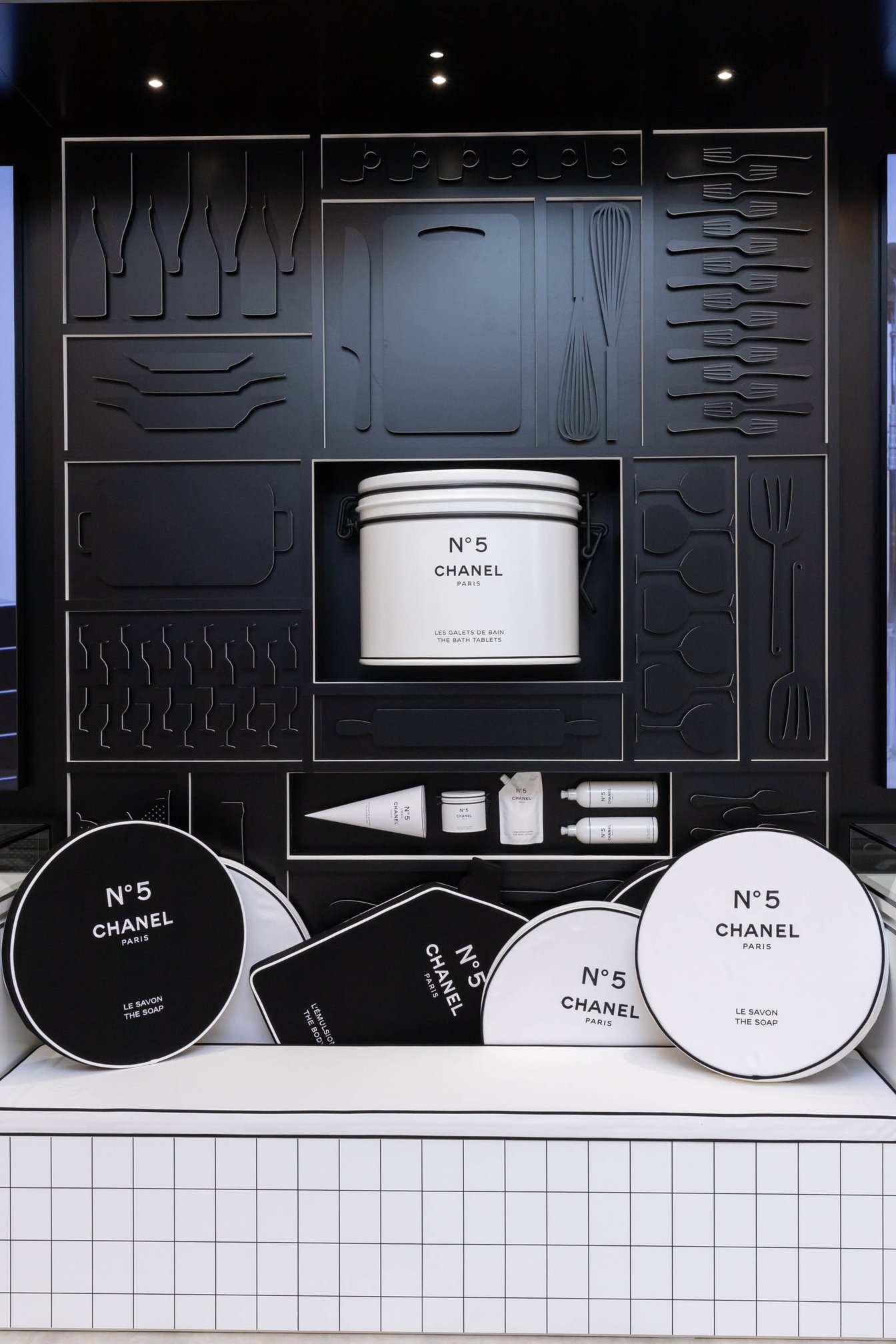 シャネル N°5のファクトリー”が出現 限定コレクションが揃う「CHANEL