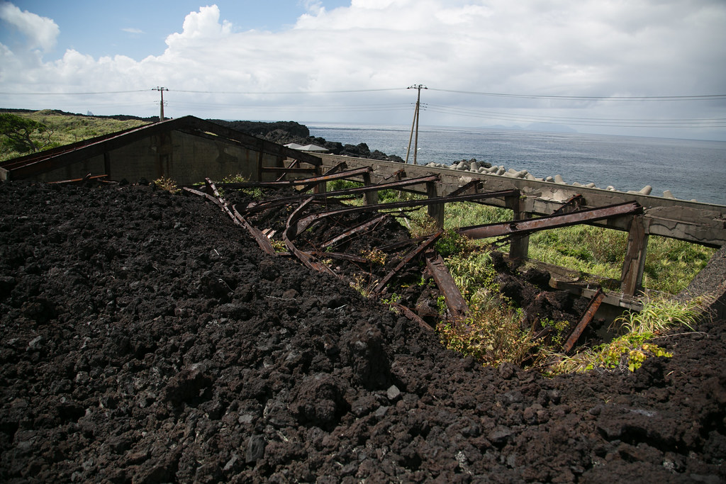 溶岩に埋まった集落。三宅島で「噴火から33年」を体験する究極の
