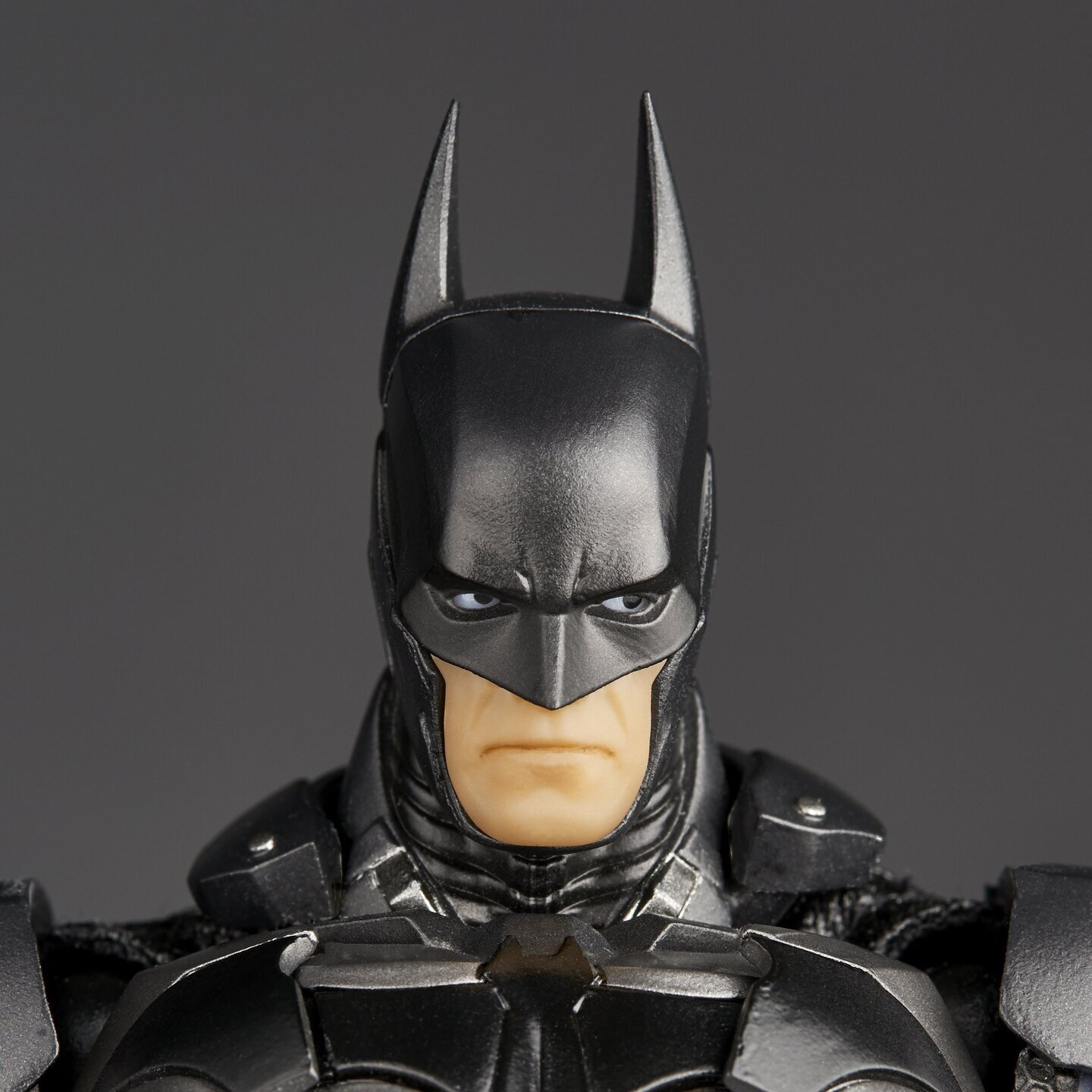 大ヒットゲーム『バットマン：アーカム・ナイト』版のバットマンが