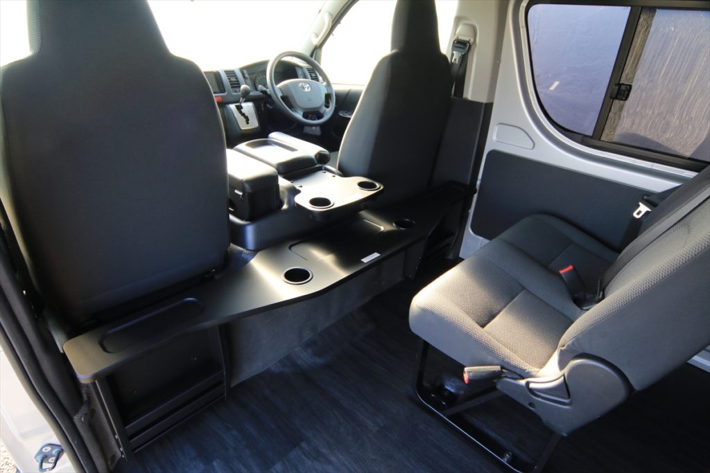様々なシーンに使えるハイエースセカンドシート専用テーブルで車内を