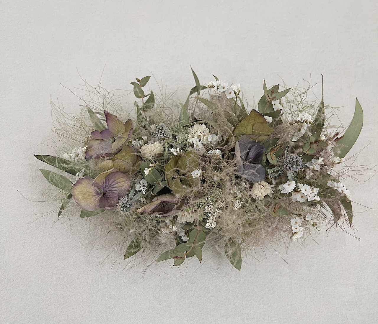 紫陽花とスモークツリーのスワッグ ─ 静けさと幻想の花束 - ドライ