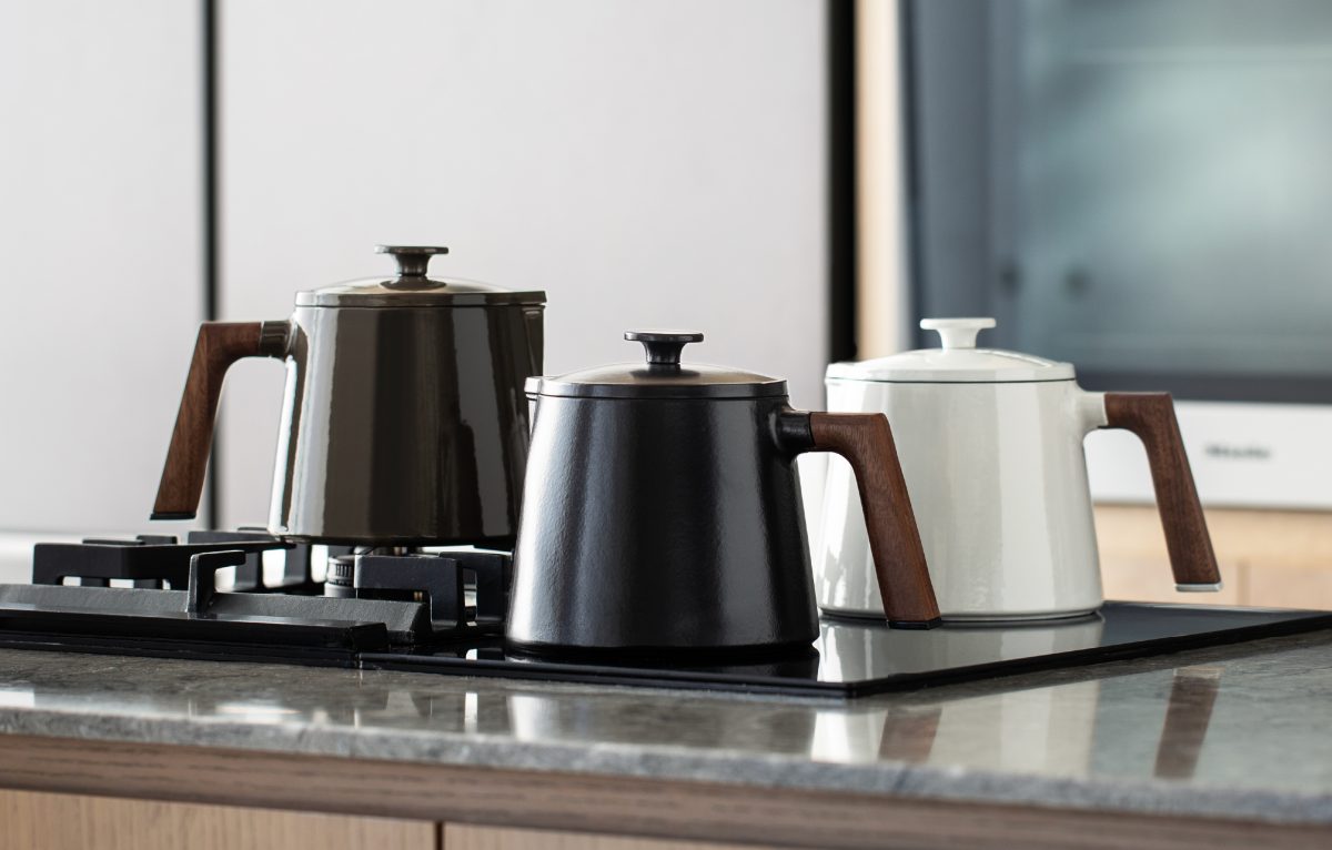 バーミキュラ初の片手鍋！1台で7役をこなし、洗い物も減らす「SOUP POT