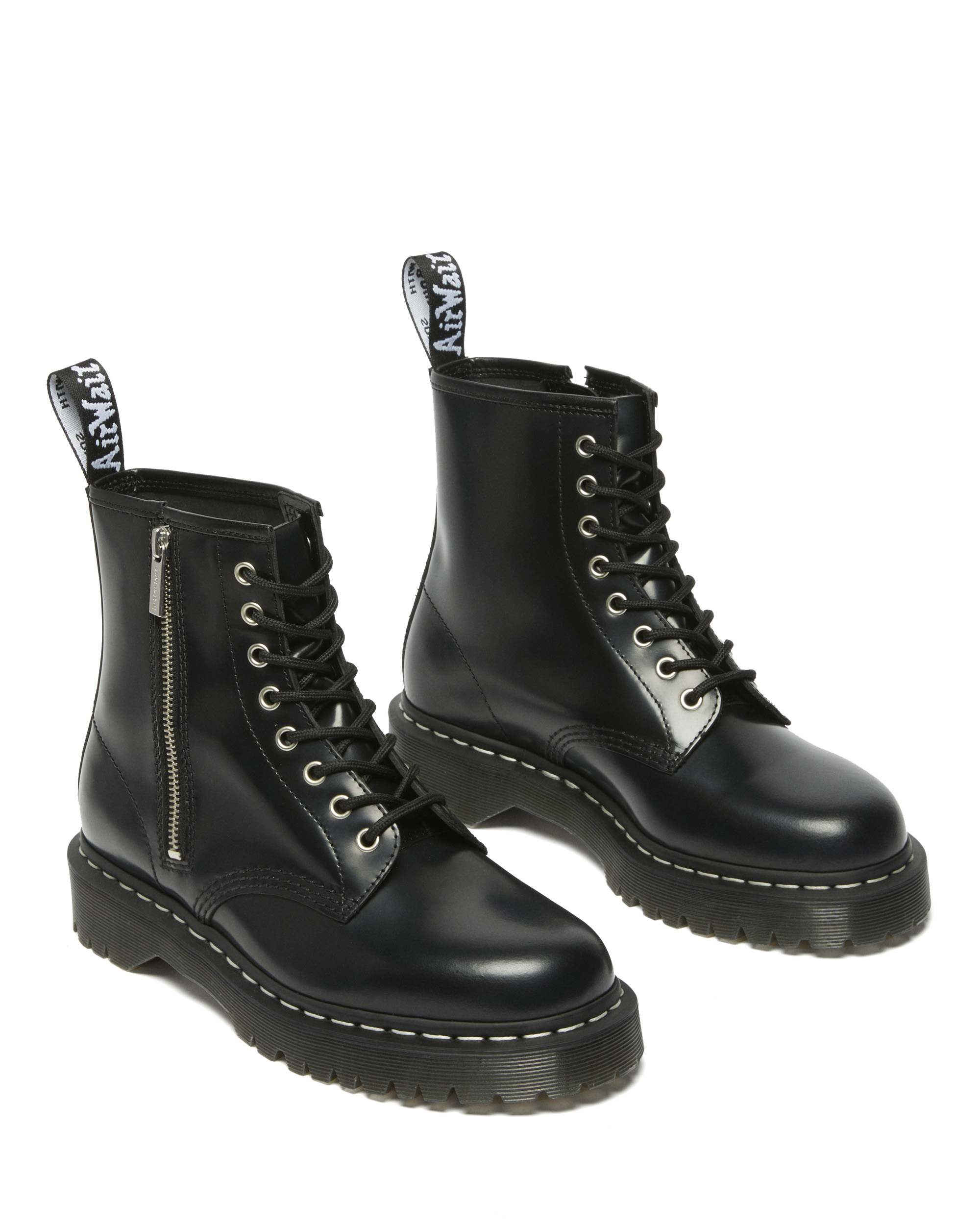 この春履きたい、白いステッチが映えるDr.Martensのシューズ