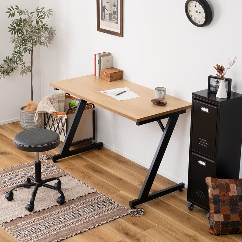 オフィスデスク 存在感のある尖ったデザインが特徴のZ型脚 – Good Decors