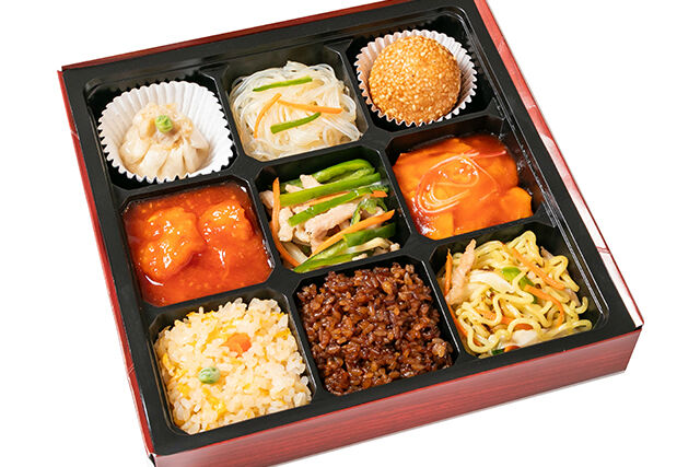 三種メインの中華極上弁当（三種海鮮炒め・豚ヒレ肉酢豚・青椒肉絲