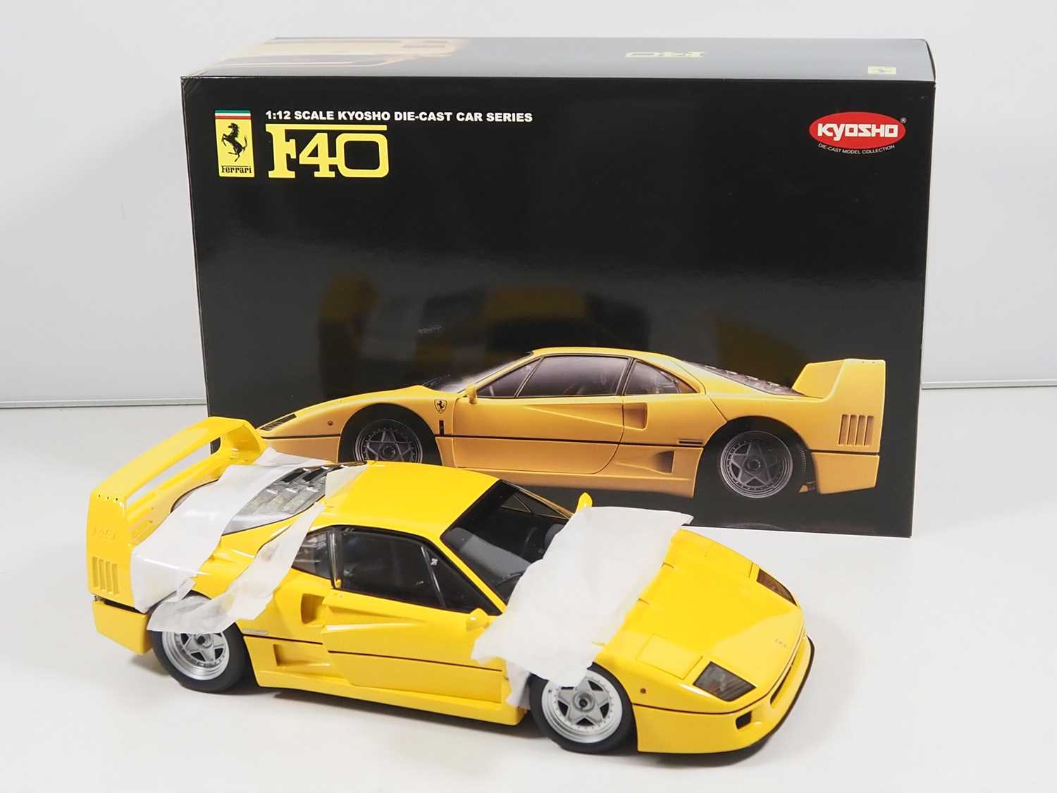 Lot 107 - A KYOSHO 1:12 scale diecast Ferrari F40 car