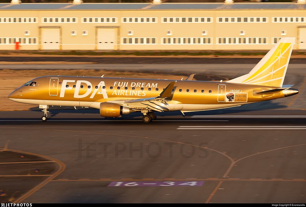 Fuji Dream Airlines Embraer 175 (Gold Livery) JA09FJ - Features