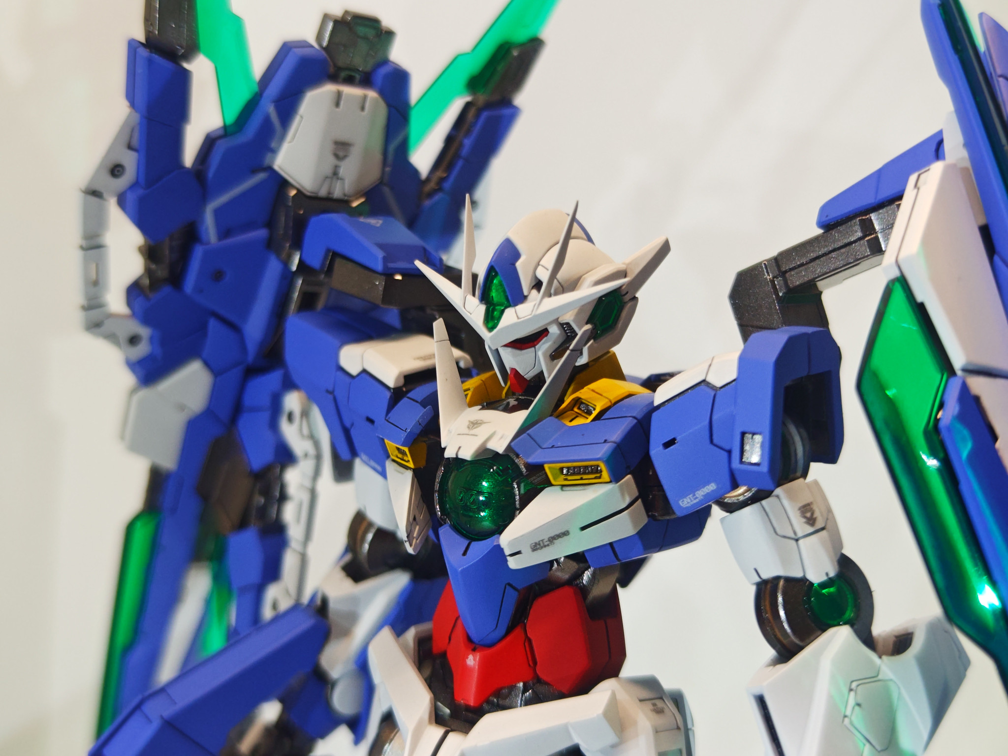 初・MG全塗装 ガンダムダブルオークアンタフルセイバー｜syooooohさん