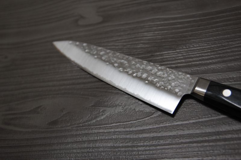 高村作 鳳皇琳 V10スペシャル鋼 鎚目打ち 牛刀180mm 黒合板柄