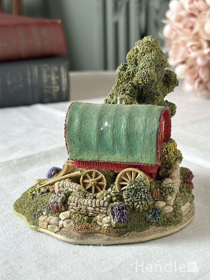 赤い馬車が可愛いTRAVELLER`S REST、アンティークのLilliput Lane