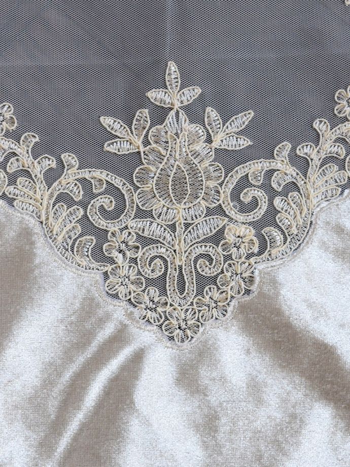 フランス風のおしゃれなテーブルクロス、華やかな刺繍の入った豪華な