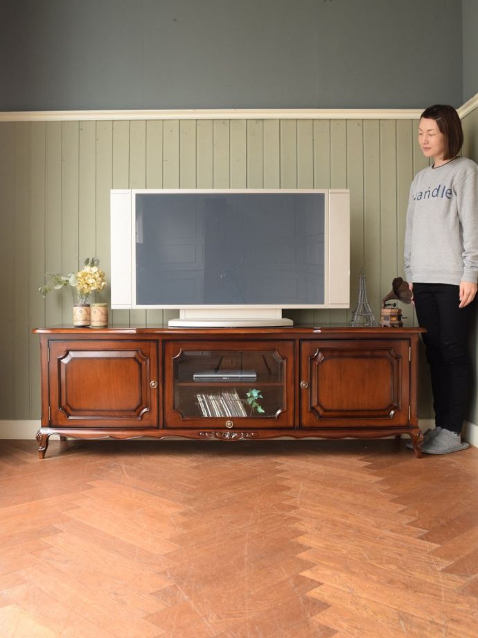 おしゃれなテレビボード、アンティーク風のマホガニー材のテレビ台