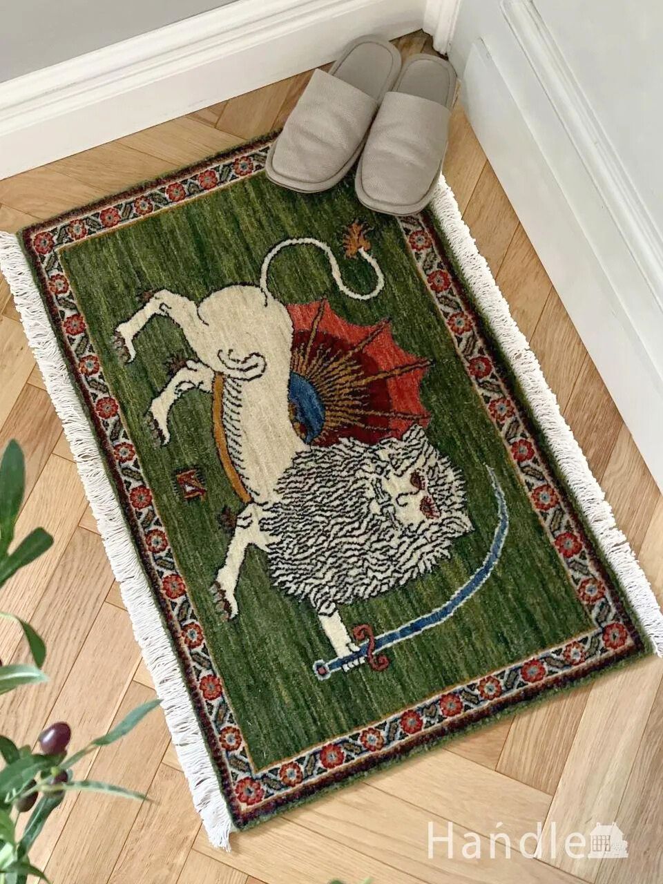 カラフルな木が描かれたおしゃれなギャッベ、座布団に使える草木染の