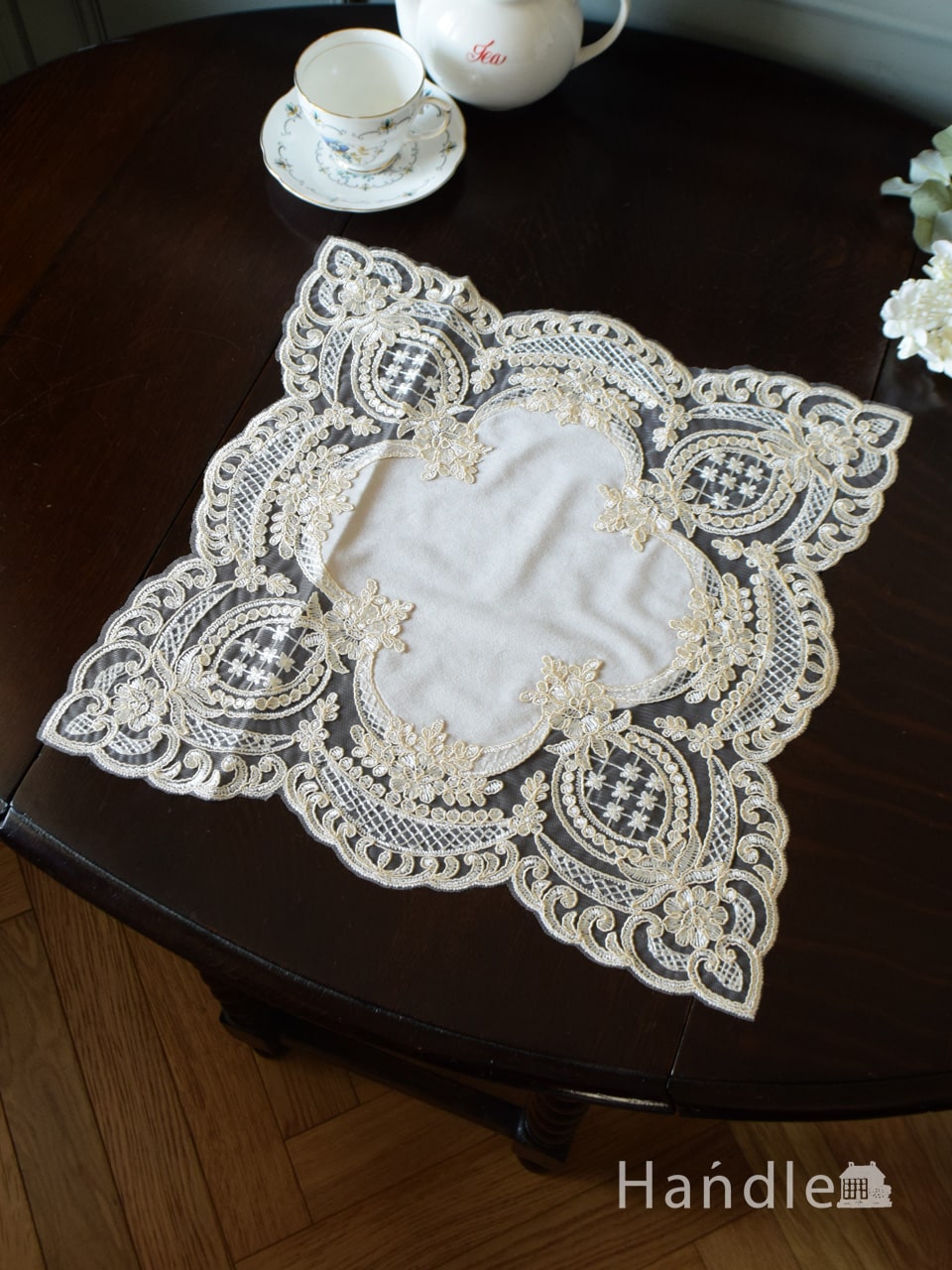 フレンチアンティーク風の美しいテーブルレース、華やかな刺繍の入った