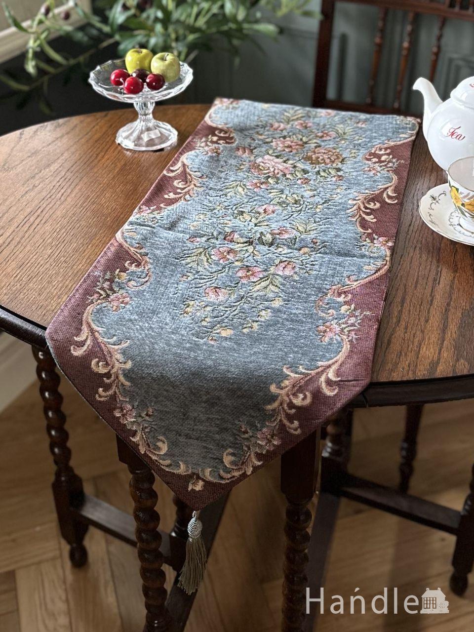 花柄のプチポワン調の刺繍がおしゃれな、グリーンのテーブルランナー