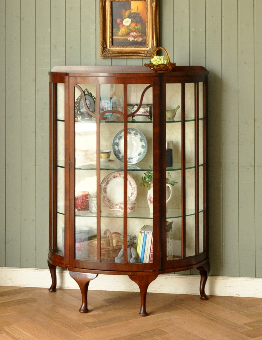 イギリスのアンティーク家具、上品なハーフムーンのガラスキャビネット