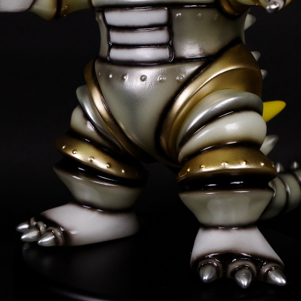 墓場の画廊×ドリームロケット第二弾‼︎暗闇で光る、怪獣ロボットが出現