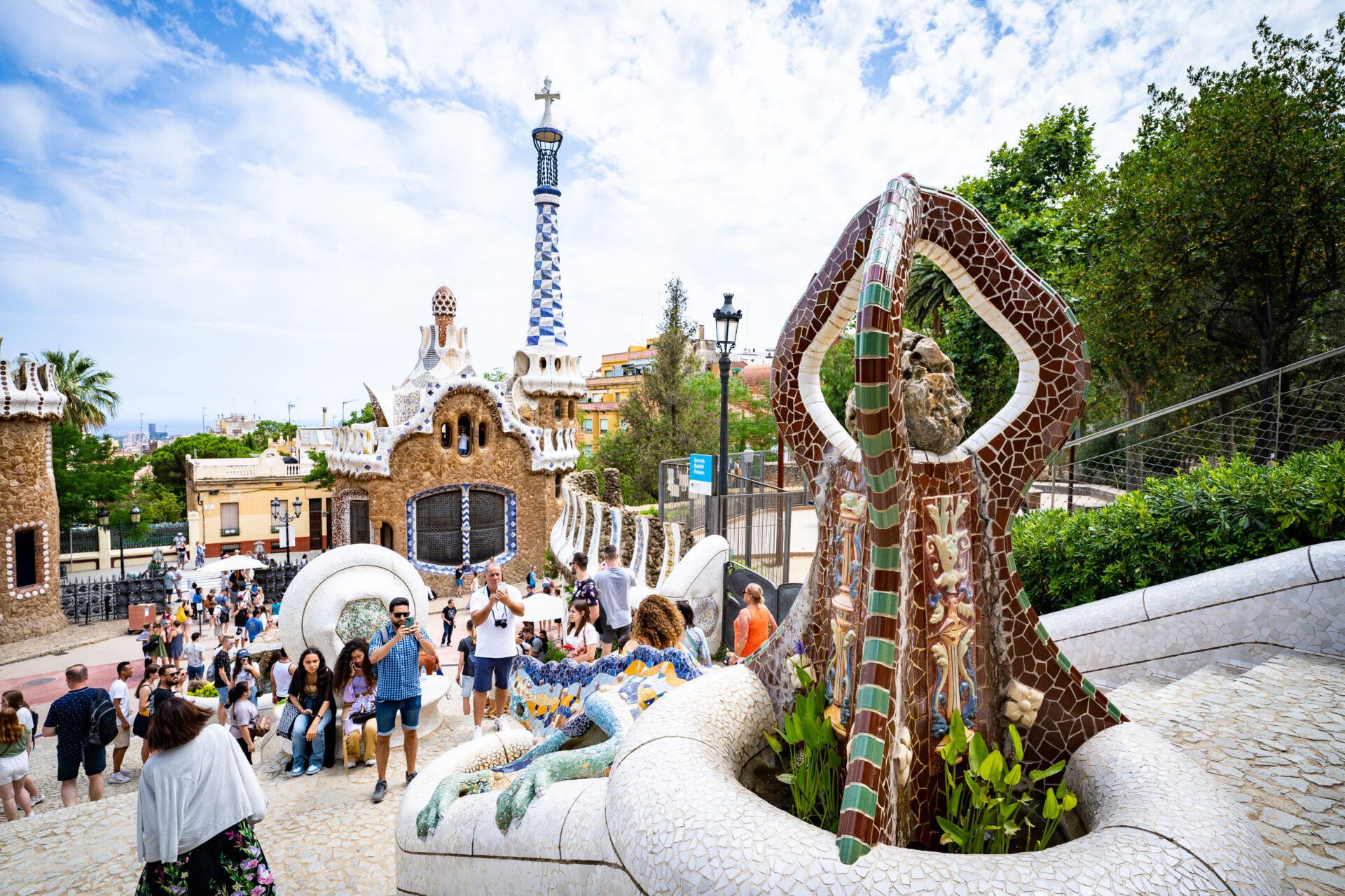 色彩と曲線が踊る夢の庭園。アントニ・ガウディがバルセロナに遺した